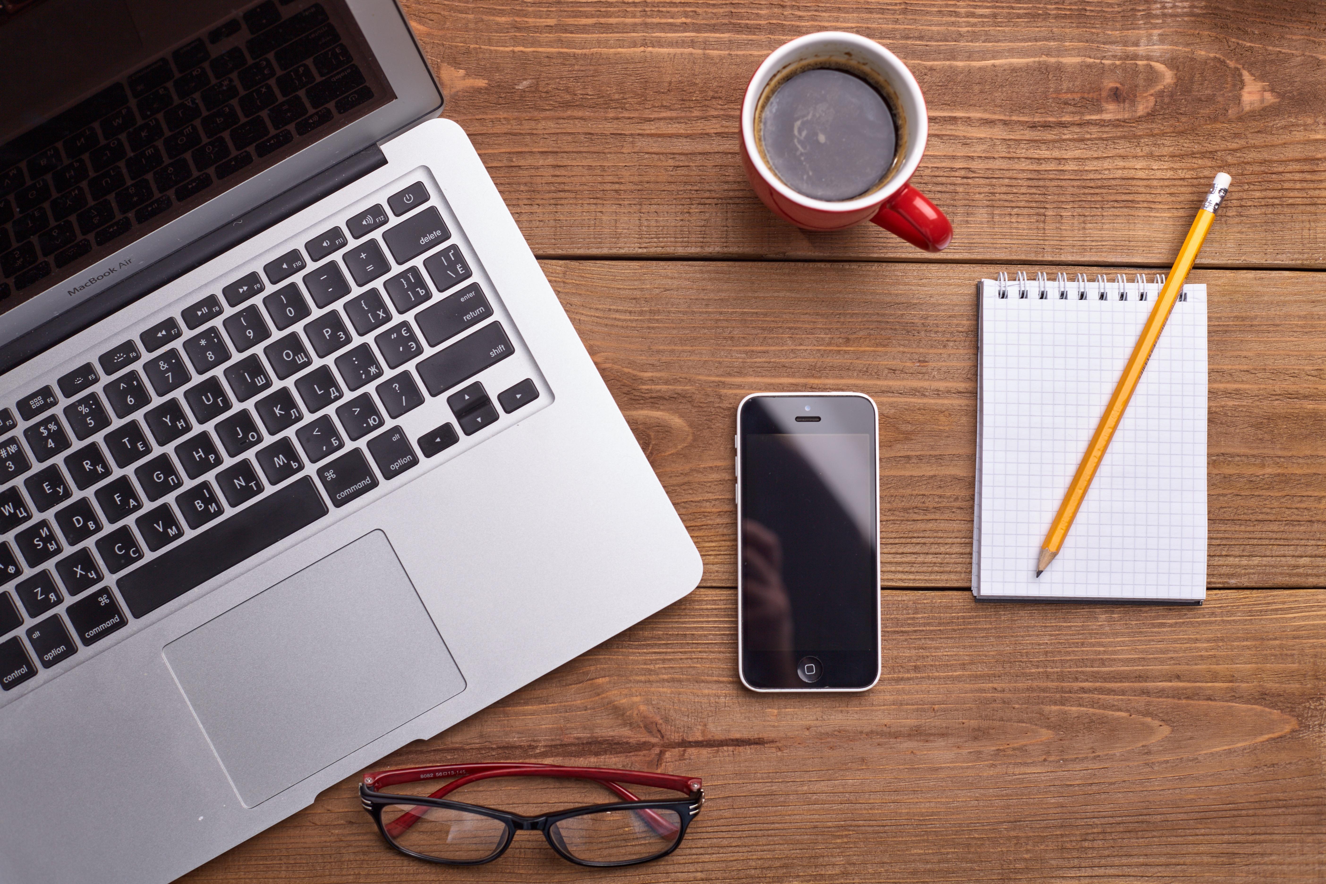 ノートパソコンとスマートフォンとコーヒー1