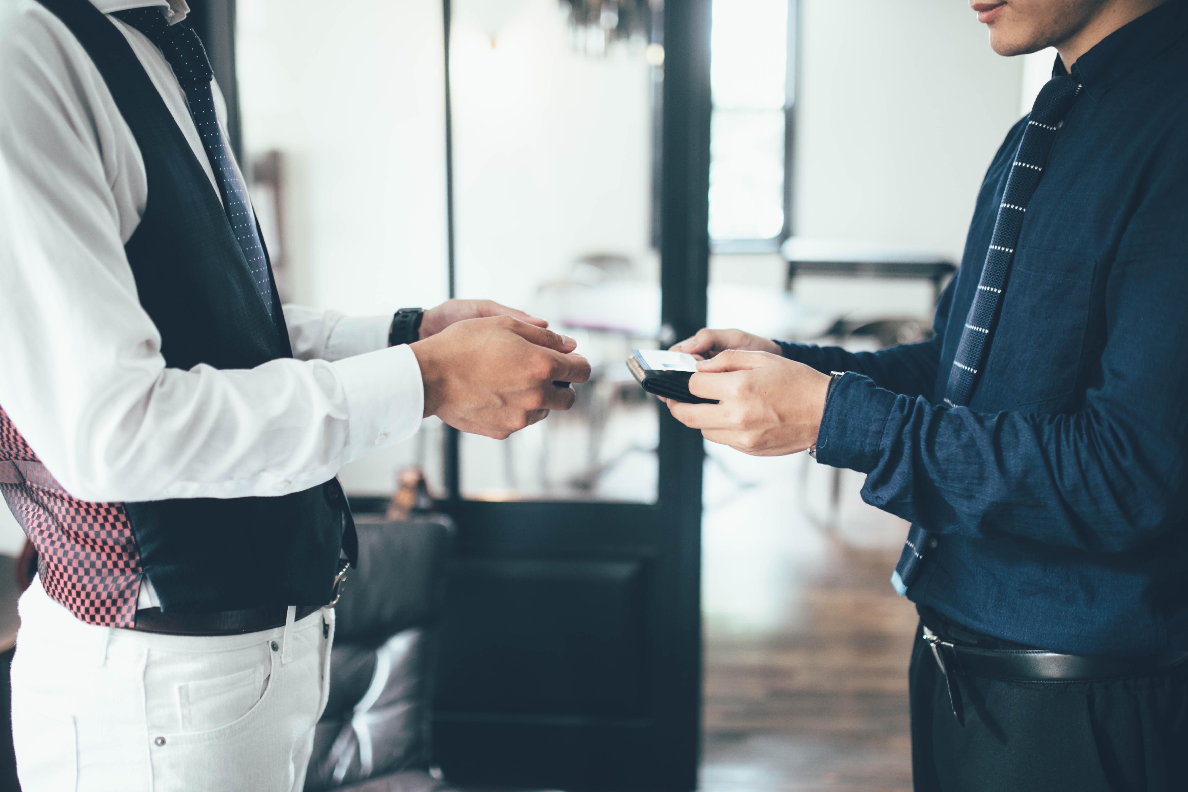 名刺交換をする会社員1  