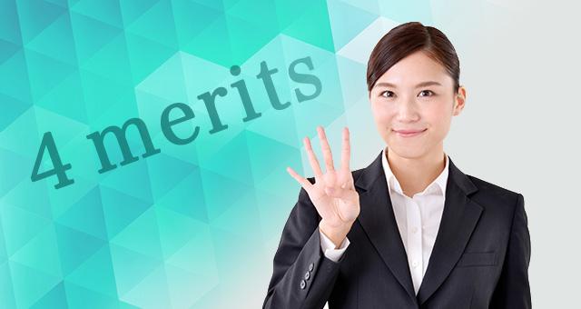 4つのメリットを指で示す女性