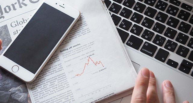 スマホと新聞とパソコン