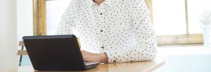 パソコンを見ている人