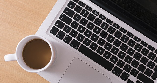 コーヒーとノートパソコン