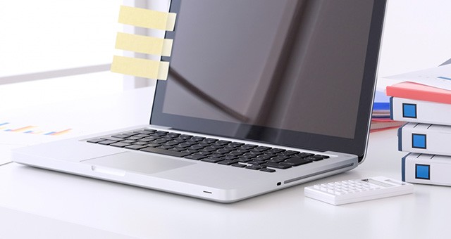 付箋が貼られたノートパソコン