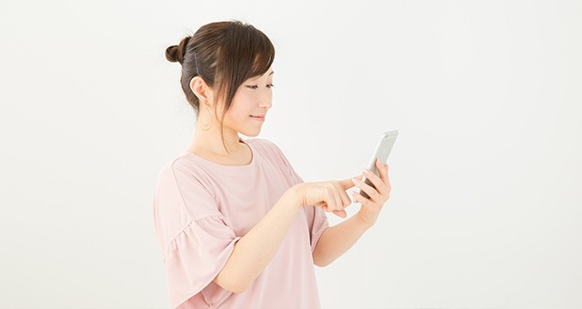 スマホを操作する女性