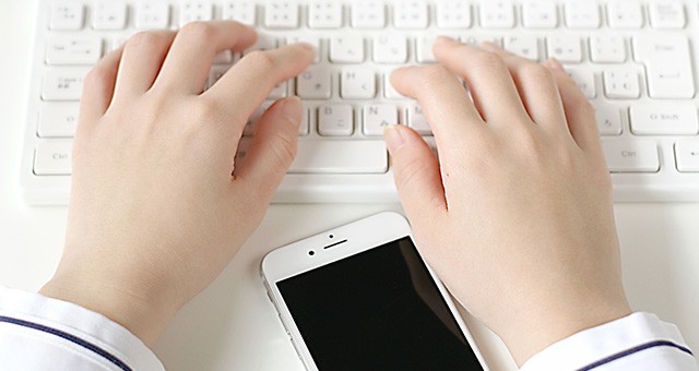 ノートパソコンを操作する人