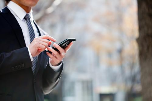 スマホを操作する男性