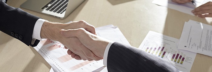 握手する会社員