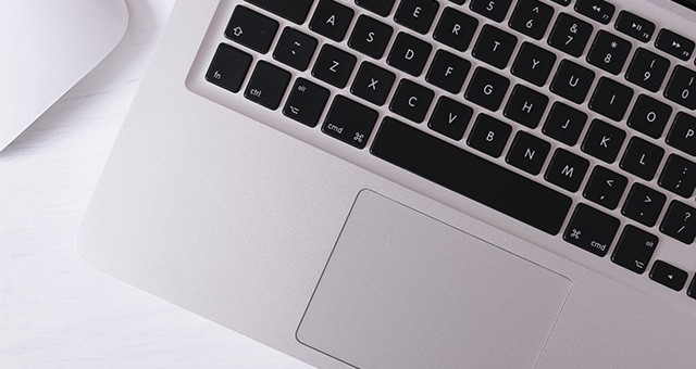 ノートパソコンのキーボードとマウス