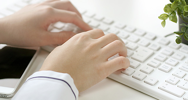 パソコンを操作する手