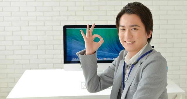 OKポーズを取る男性