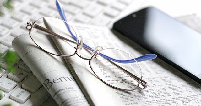 新聞やメガネ、スマホ