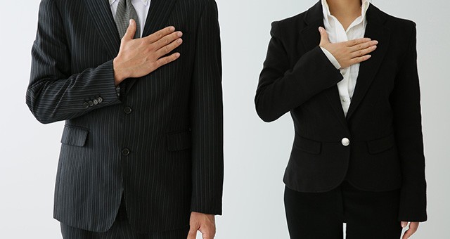 安心を表すポーズを取る男女