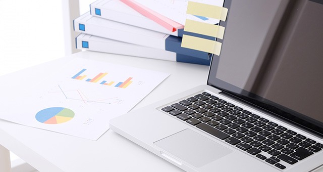 ノートパソコンとデータ書類