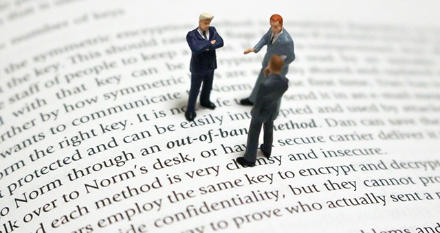 本の1ページとミニチュアの外人