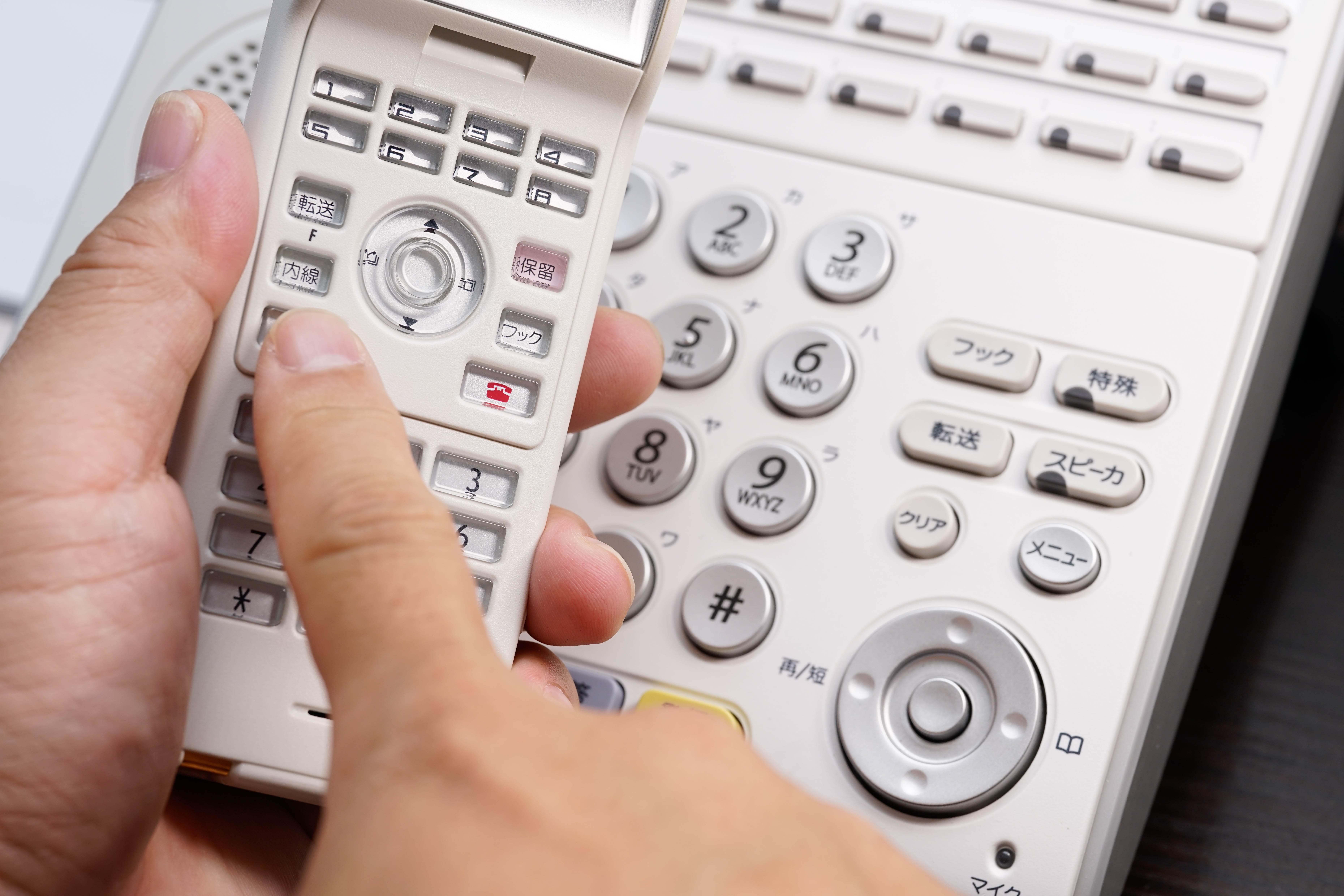 ビジネスフォンのリース契約のメリット・デメリットを購入とレンタルの場合と比較し解説【2025年最新版】