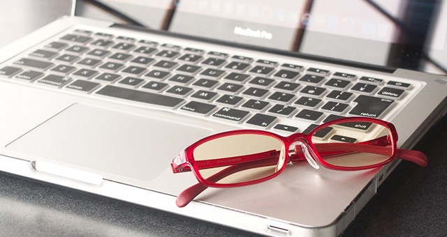 ノートパソコンと赤い眼鏡