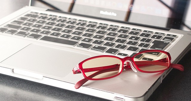 赤い眼鏡とパソコン
