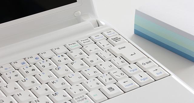 ノートパソコンと付箋