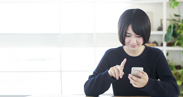 スマホを閲覧する女性