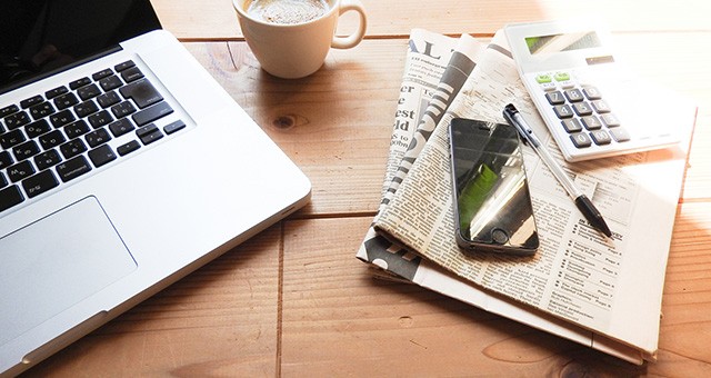 ノートパソコンとスマートフォン