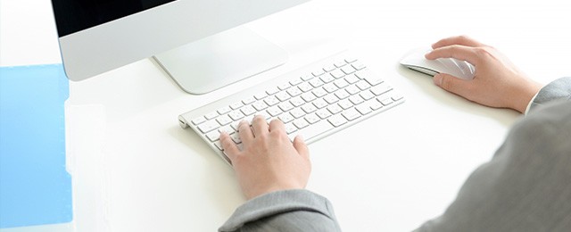 パソコンを操作する人