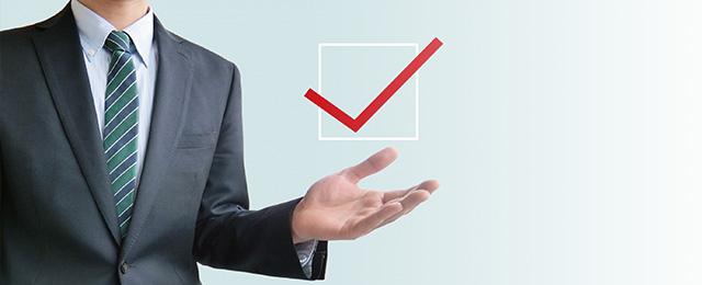 手のひらにチェックマークを浮かべる男性