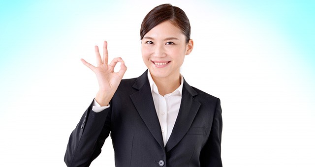 OKポーズを取る女性