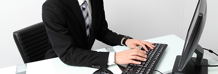 パソコンを操作する男性