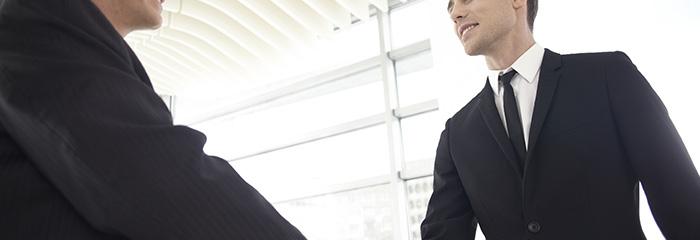 笑顔で会話をする男性