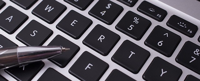 キーボードとボールペン
