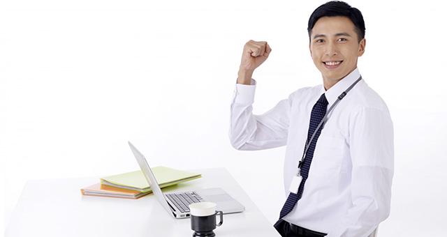 ポーズを取る男性