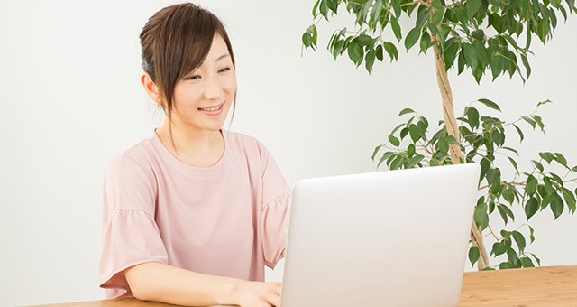 パソコンを見ている女性