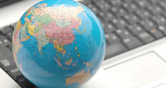 地球儀とキーボード