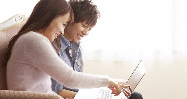 ディスプレイを見る男女