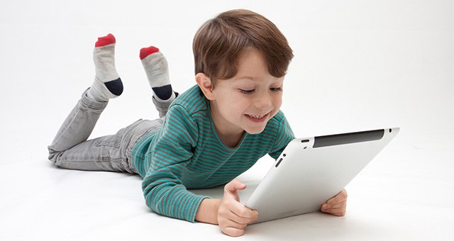 ゲームをする子供