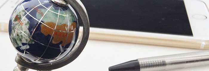 地球儀とボールペン
