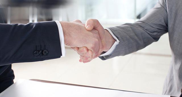 握手するビジネスマン