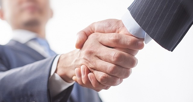 握手をするビジネスマン