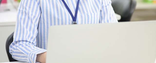 パソコンを使って仕事をしている人