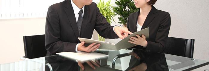 書類の確認をする社員