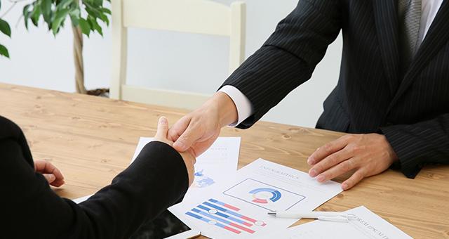 握手をする男性