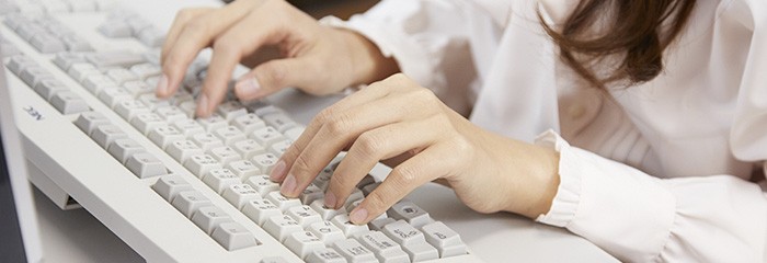 タイピングをする女性