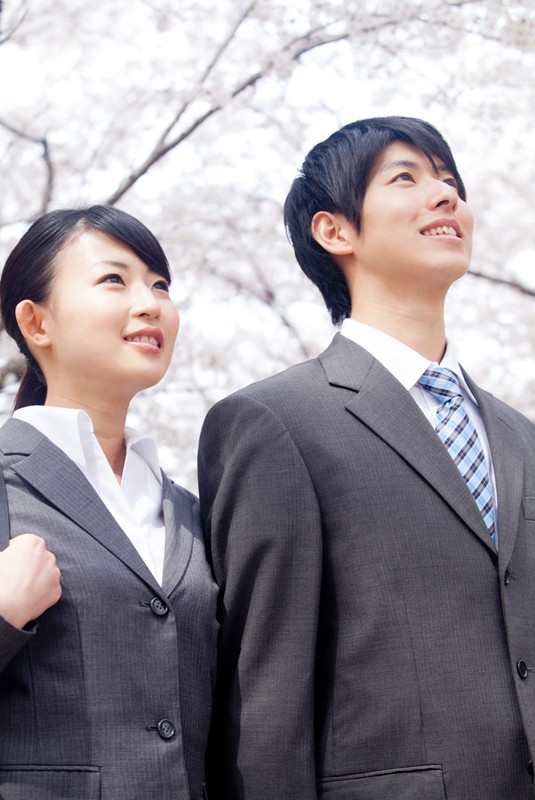 フレッシュな新卒男女
