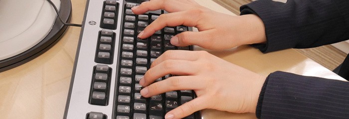 キーボードを打つ手