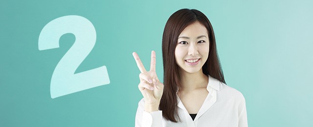 指で2を示す女性