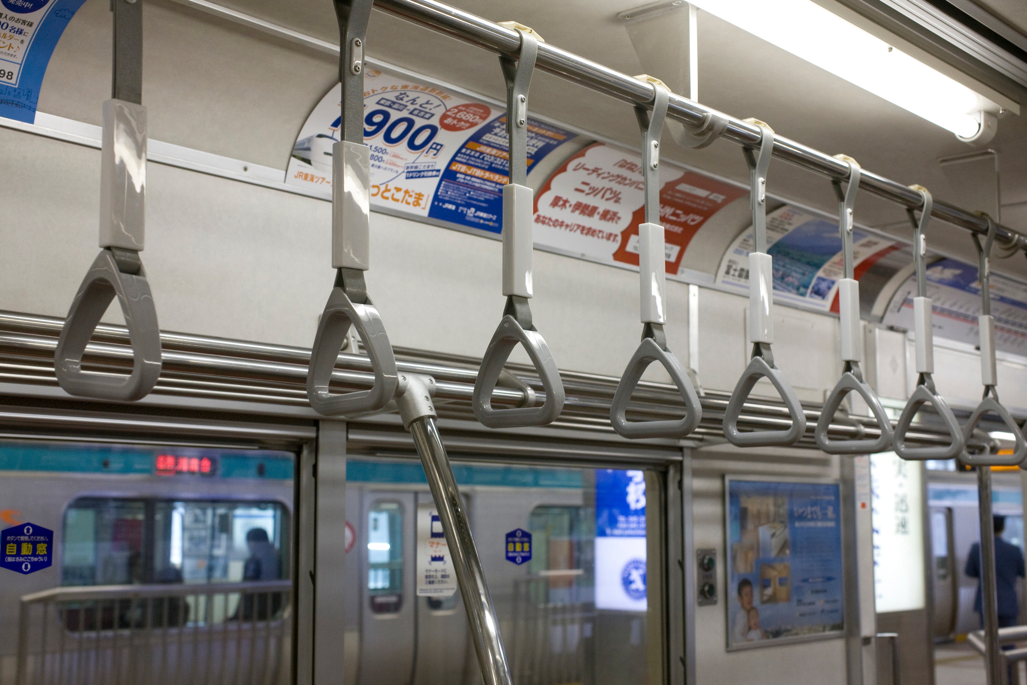 電車内に設置された広告