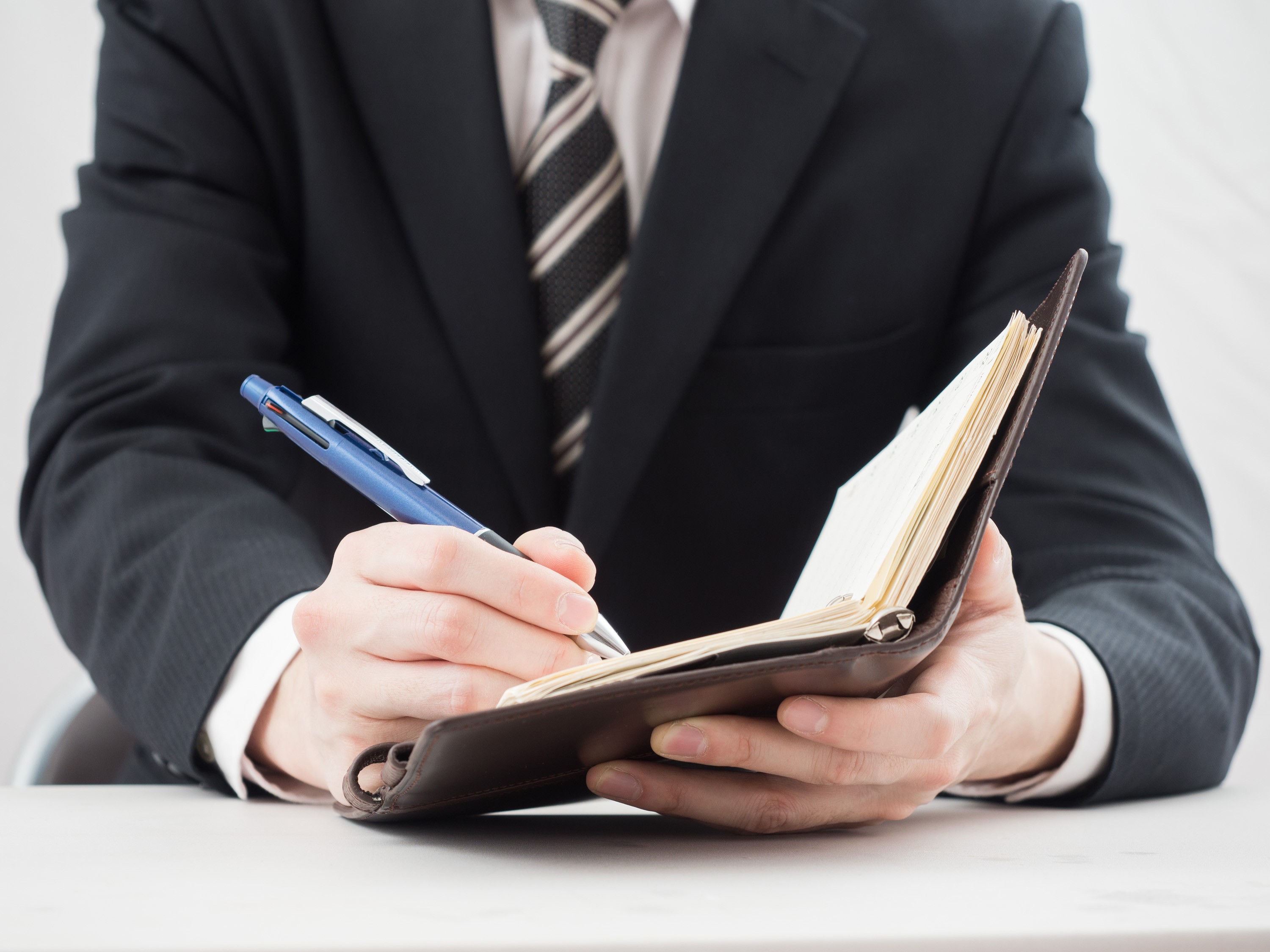 メモを取るビジネスマン