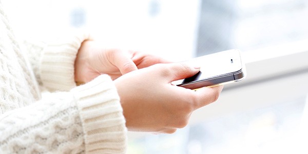 スマホを操作する人
