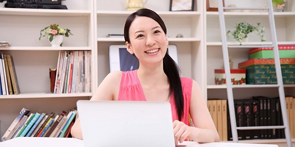 パソコン操作する女性