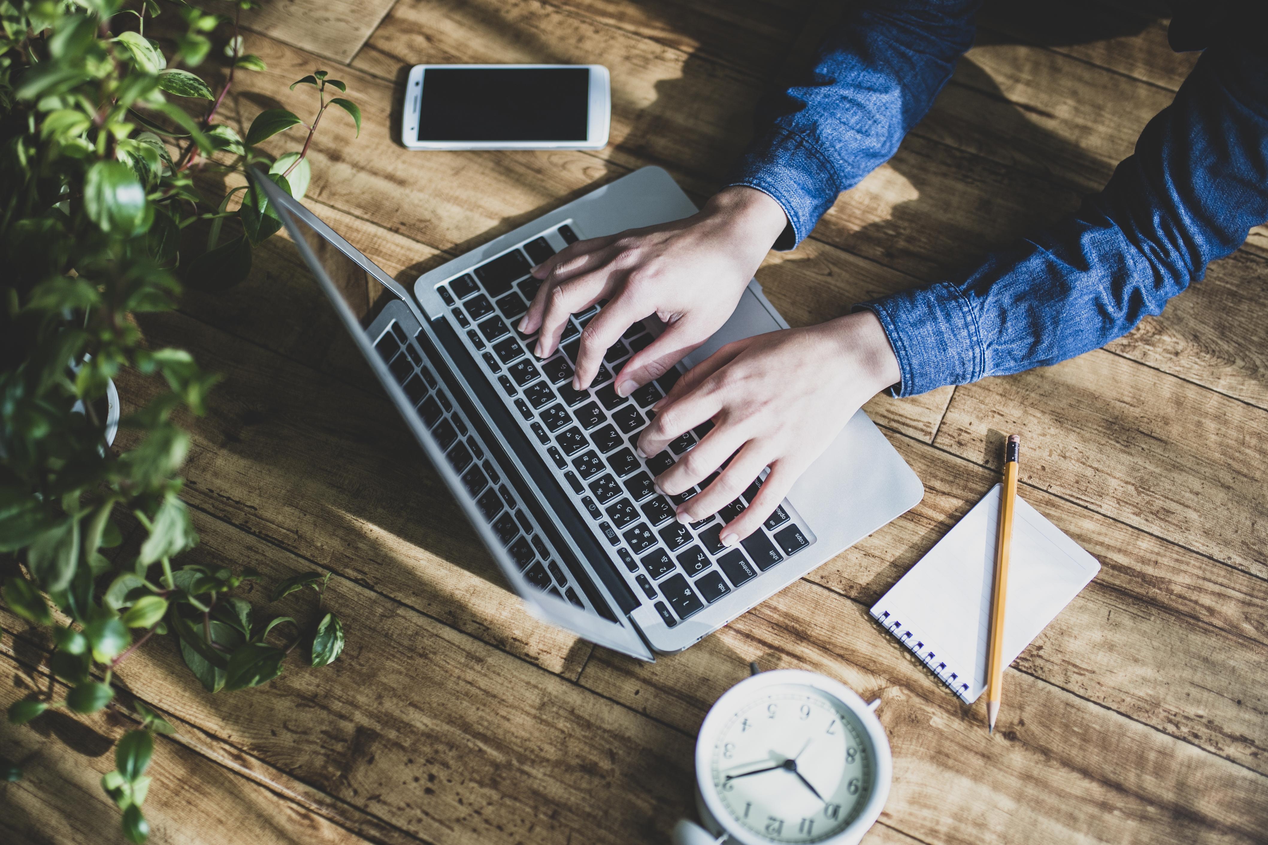 パソコンで社内ポータルを操作する手